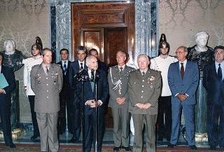Gen. Bruno Loi, comandante della Brigata paracadutisti "Folgore", già comandante del contingente italiano in Somalia "Ibis 2", e rappresentanza di paracadutisti