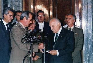 Gen. Bruno Loi, comandante della Brigata paracadutisti "Folgore", già comandante del contingente italiano in Somalia "Ibis 2", e rappresentanza di paracadutisti