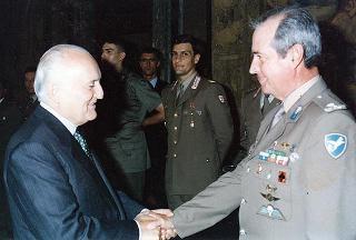 Gen. Bruno Loi, comandante della Brigata paracadutisti "Folgore", già comandante del contingente italiano in Somalia "Ibis 2", e rappresentanza di paracadutisti