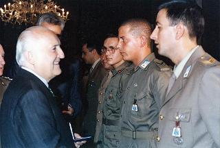 Gen. Bruno Loi, comandante della Brigata paracadutisti "Folgore", già comandante del contingente italiano in Somalia "Ibis 2", e rappresentanza di paracadutisti