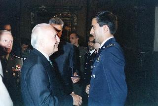 Gen. Bruno Loi, comandante della Brigata paracadutisti "Folgore", già comandante del contingente italiano in Somalia "Ibis 2", e rappresentanza di paracadutisti