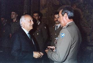 Gen. Bruno Loi, comandante della Brigata paracadutisti "Folgore", già comandante del contingente italiano in Somalia "Ibis 2", e rappresentanza di paracadutisti