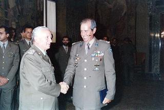 Gen. Bruno Loi, comandante della Brigata paracadutisti "Folgore", già comandante del contingente italiano in Somalia "Ibis 2", e rappresentanza di paracadutisti