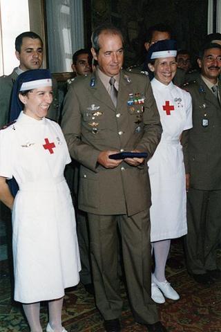 Gen. Bruno Loi, comandante della Brigata paracadutisti "Folgore", già comandante del contingente italiano in Somalia "Ibis 2", e rappresentanza di paracadutisti