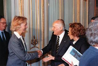 Il Presidente della Repubblica Oscar Luigi Scalfaro incontra l'on. Emma Bonino con una delegazione di firmatari dell'appello internazionale per l'istituzione del Tribunale internazionale per i crimini nella ex Jugoslavia