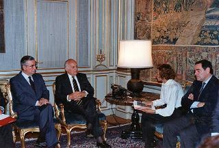 Il Presidente della Repubblica Oscar Luigi Scalfaro incontra l'on. Emma Bonino con una delegazione di firmatari dell'appello internazionale per l'istituzione del Tribunale internazionale per i crimini nella ex Jugoslavia