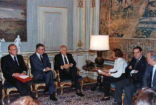 Il Presidente della Repubblica Oscar Luigi Scalfaro incontra l'on. Emma Bonino con una delegazione di firmatari dell'appello internazionale per l'istituzione del Tribunale internazionale per i crimini nella ex Jugoslavia