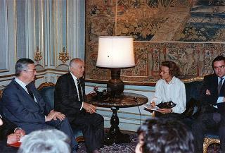Il Presidente della Repubblica Oscar Luigi Scalfaro incontra l'on. Emma Bonino con una delegazione di firmatari dell'appello internazionale per l'istituzione del Tribunale internazionale per i crimini nella ex Jugoslavia