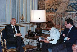 Il Presidente della Repubblica Oscar Luigi Scalfaro incontra l'on. Emma Bonino con una delegazione di firmatari dell'appello internazionale per l'istituzione del Tribunale internazionale per i crimini nella ex Jugoslavia