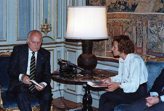 Il Presidente della Repubblica Oscar Luigi Scalfaro incontra l'on. Emma Bonino con una delegazione di firmatari dell'appello internazionale per l'istituzione del Tribunale internazionale per i crimini nella ex Jugoslavia