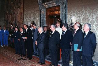 Il Presidente della Repubblica Oscar Luigi Scalfaro riceve in visita Mario Pescante, presidente del CONI, con il prof. Antonio Vernole, presidente della Federazione italiana sport disabili, e delegazione di partecipanti alla "Giornata internazionale del disabile sportivo"