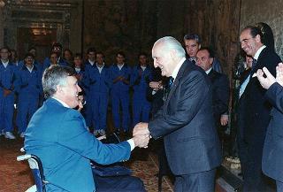 Il Presidente della Repubblica Oscar Luigi Scalfaro riceve in visita Mario Pescante, presidente del CONI, con il prof. Antonio Vernole, presidente della Federazione italiana sport disabili, e delegazione di partecipanti alla "Giornata internazionale del disabile sportivo"