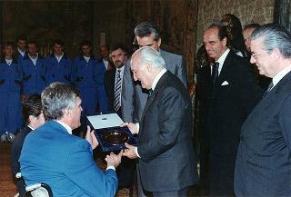 Il Presidente della Repubblica Oscar Luigi Scalfaro riceve in visita Mario Pescante, presidente del CONI, con il prof. Antonio Vernole, presidente della Federazione italiana sport disabili, e delegazione di partecipanti alla "Giornata internazionale del disabile sportivo"