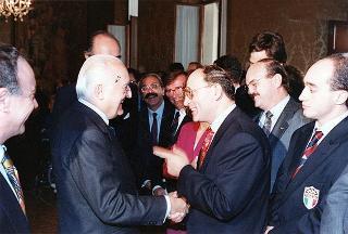 Il Presidente della Repubblica Oscar Luigi Scalfaro riceve in visita Mario Pescante, presidente del CONI, con il prof. Antonio Vernole, presidente della Federazione italiana sport disabili, e delegazione di partecipanti alla "Giornata internazionale del disabile sportivo"