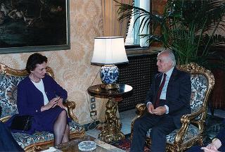 Catherine Lalumiere, segretario generale del Consiglio d'Europa, con l'avv. Fernanda Contri, ministro per gli affari sociali, e cons. Domenico Vecchioni, incaricato d'affari della Rappresentanza permanente d'Italia al Consiglio d'Europa, per la III Conferenza ministeriale europea sull'uguaglianza tra uomini e donne