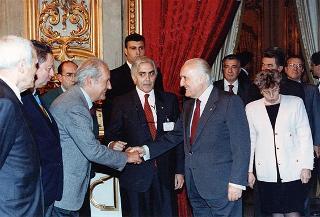 On. Maria Pia Garavaglia, ministro della sanità, con prof. Francesco Crucitti, presidente dell'Associazione italiana atomizzati, e una delegazione dell'AISTOM