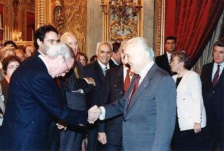 On. Maria Pia Garavaglia, ministro della sanità, con prof. Francesco Crucitti, presidente dell'Associazione italiana atomizzati, e una delegazione dell'AISTOM