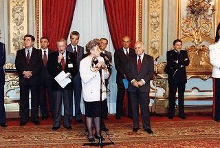 On. Maria Pia Garavaglia, ministro della sanità, con prof. Francesco Crucitti, presidente dell'Associazione italiana atomizzati, e una delegazione dell'AISTOM