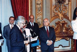 On. Maria Pia Garavaglia, ministro della sanità, con prof. Francesco Crucitti, presidente dell'Associazione italiana atomizzati, e una delegazione dell'AISTOM