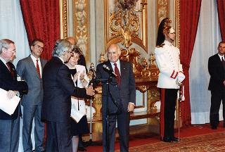 On. Maria Pia Garavaglia, ministro della sanità, con prof. Francesco Crucitti, presidente dell'Associazione italiana atomizzati, e una delegazione dell'AISTOM