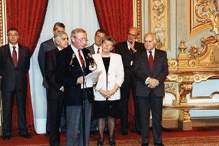 On. Maria Pia Garavaglia, ministro della sanità, con prof. Francesco Crucitti, presidente dell'Associazione italiana atomizzati, e una delegazione dell'AISTOM