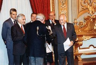 On. Maria Pia Garavaglia, ministro della sanità, con prof. Francesco Crucitti, presidente dell'Associazione italiana atomizzati, e una delegazione dell'AISTOM