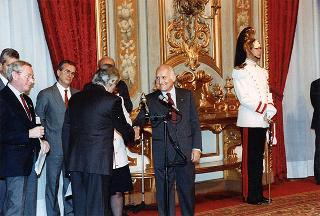 On. Maria Pia Garavaglia, ministro della sanità, con prof. Francesco Crucitti, presidente dell'Associazione italiana atomizzati, e una delegazione dell'AISTOM