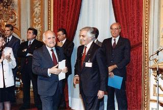 On. Maria Pia Garavaglia, ministro della sanità, con prof. Francesco Crucitti, presidente dell'Associazione italiana atomizzati, e una delegazione dell'AISTOM