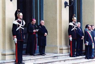 Mons. Severino Poletto, vescovo di Asti, con un gruppo di pellegrini della Diocesi