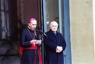 Mons. Severino Poletto, vescovo di Asti, con un gruppo di pellegrini della Diocesi