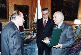 Il Presidente della Repubblica Oscar Luigi Scalfaro riceve in visita di congedo Elio Providenti, capo del Servizio biblioteca e documentazione