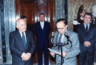 Il Presidente della Repubblica Oscar Luigi Scalfaro con il prof. Pasquale Marano e una  delegazione dell'Associazione di volontariato "Doniamo speranza"