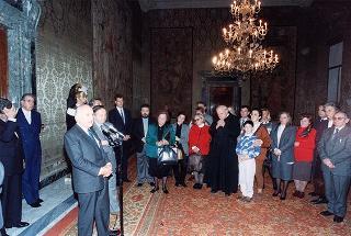 Il Presidente della Repubblica Oscar Luigi Scalfaro con il prof. Pasquale Marano e una  delegazione dell'Associazione di volontariato "Doniamo speranza"