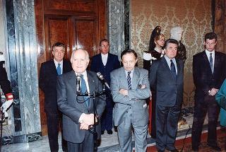 Il Presidente della Repubblica Oscar Luigi Scalfaro con il prof. Pasquale Marano e una  delegazione dell'Associazione di volontariato "Doniamo speranza"