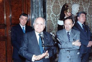 Il Presidente della Repubblica Oscar Luigi Scalfaro con il prof. Pasquale Marano e una  delegazione dell'Associazione di volontariato "Doniamo speranza"