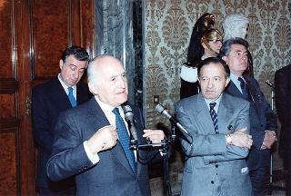 Il Presidente della Repubblica Oscar Luigi Scalfaro con il prof. Pasquale Marano e una  delegazione dell'Associazione di volontariato "Doniamo speranza"