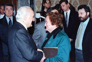 Il Presidente della Repubblica Oscar Luigi Scalfaro con il prof. Pasquale Marano e una  delegazione dell'Associazione di volontariato "Doniamo speranza"