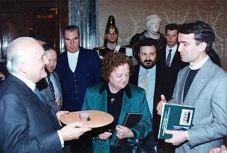 Il Presidente della Repubblica Oscar Luigi Scalfaro con il prof. Pasquale Marano e una  delegazione dell'Associazione di volontariato "Doniamo speranza"