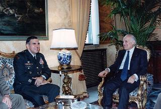 Il Presidente della Repubblica Oscar Luigi Scalfaro incontra il Generale George Alfred Joulwan, nuovo Comandante supremo delle Forze alleate in Europa