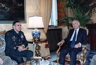 Il Presidente della Repubblica Oscar Luigi Scalfaro incontra il Generale George Alfred Joulwan, nuovo Comandante supremo delle Forze alleate in Europa