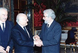 Il Presidente della Repubblica Oscar Luigi Scalfaro con il senatore il prof. Gabriele De Rosa, presidente del Gruppo parlamentare della DC del Senato, e il prof. Alfred Di Lascia