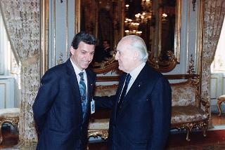 Il Presidente della Repubblica Oscar Luigi Scalfaro riceve Pietro Mercandelli, presidente dell'Associazione nazionale mutilati e invalidi del lavoro, con una delegazione dell'ANMIL, in occasione del 50° anniversario