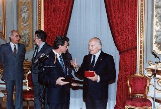 Il Presidente della Repubblica Oscar Luigi Scalfaro riceve Pietro Mercandelli, presidente dell'Associazione nazionale mutilati e invalidi del lavoro, con una delegazione dell'ANMIL, in occasione del 50° anniversario