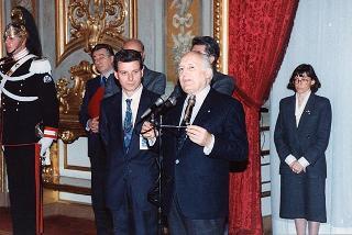 Il Presidente della Repubblica Oscar Luigi Scalfaro riceve Pietro Mercandelli, presidente dell'Associazione nazionale mutilati e invalidi del lavoro, con una delegazione dell'ANMIL, in occasione del 50° anniversario