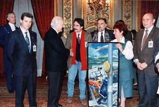 Il Presidente della Repubblica Oscar Luigi Scalfaro riceve Pietro Mercandelli, presidente dell'Associazione nazionale mutilati e invalidi del lavoro, con una delegazione dell'ANMIL, in occasione del 50° anniversario