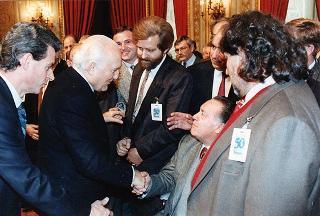 Il Presidente della Repubblica Oscar Luigi Scalfaro riceve Pietro Mercandelli, presidente dell'Associazione nazionale mutilati e invalidi del lavoro, con una delegazione dell'ANMIL, in occasione del 50° anniversario