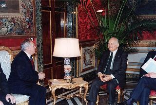 Il Presidente della Repubblica Oscar Luigi Scalfaro incontra il prof. Siro Lombardini, presidente della giuria del Premio per l'economia Saint Vincent, con alcuni vincitori del premio per l'anno 1993