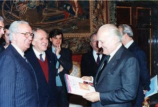 Il Presidente della Repubblica Oscar Luigi Scalfaro incontra il prof. Siro Lombardini, presidente della giuria del Premio per l'economia Saint Vincent, con alcuni vincitori del premio per l'anno 1993