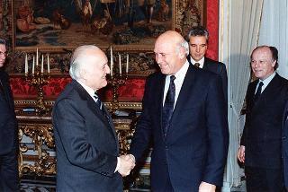 Il Presidente della Repubblica Oscar Luigi Scalfaro riceve la vista di Frederick W. De Klerck, Presidente della Repubblica del Sudafrica