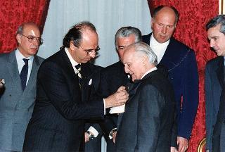 Mario Pescante, presidente del CONI, con gli atleti e i dirigenti insigniti di medaglie d'oro al valore atletico e Stelle d'oro al merito sportivo